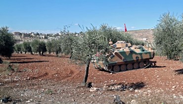 دبابات للجيش التركي انتشرت قرب منطقة كفر جنة عند أطراف بلدة عفرين السورية (19 ت1 2022، أ ف ب). 