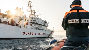 خفر السواحل الايطاليون خلال تمرين على الاستجابة المعقدة للتلوث البحري في امبريا (5 ت1 2022، أ ف ب). 