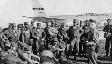  مشاة من البحرية الأميركية عند وصولهم إلى قاعدة خليج غوانتانامو في كوبا أثناء أزمة الصواريخ الكوبية في 25 تشرين الأول 1962 (أ ف ب).