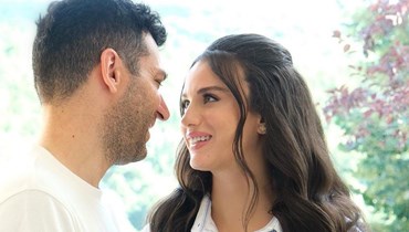 الممثل التركي مراد يلدريم وزوجته إيمان الباني.