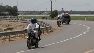 حركة المرور على جسر يعبر نهر النيجر بين النيجر وبنين قرب جايا (9 ت1 2022، أ ف ب). 