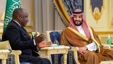 الأمير محمد بن سلمان مستقبلا رئيس جنوب أفريقيا سيريل رامافوزا في الديوان الملكي بقصر السلام بجدة (16 ت1 2022- واس).  