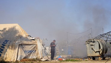 دخان يتصاعد بعد قتال بين مهاجرين في مخيم بورناراس في منطقة كوكينوتريميثيا على أطراف العاصمة نيقوسيا (28 ت1 2022ـ أ ف ب). 