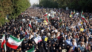 إيرانيون يتظاهرون في طهران تضامناً مع ضحايا مرقد شاه جراغ (28 ت1 2022، أ ف ب).