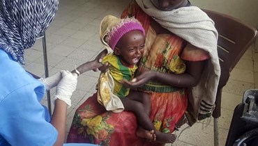 طفل يعالج من سوء التغذية في مستشفى ايدر ريفيرال في ميكيلي  بمنطقة تيغراي شمال إثيوبيا (4 ت1 2022، أ ب). 