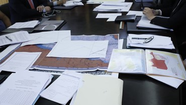 ملفات وخرائط حضرت على طاولة التفاوض للترسيم البحري بين لبنان وقبرص. 