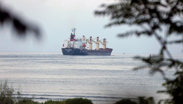 سفينة مُحمّلة بالقمح تُغادر ميناء في بلدة يوجني في منطقة أوديسا، أوكرانيا (16 آب 2022 - أ ف ب).