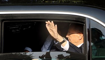 الرئيس ميشال عون مغادرا بالسيارة الرئاسية قصر بعبدا ظهر امس، وسط حشد من "التيار الوطني الحر" حضروا لمرافقة خروجه من القصر.