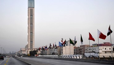 أعلام دول جامعة الدول العربية ترفرف على طريق سريع قرب المسجد الكبير بالجزائر العاصمة (31 ت1 2022، أ ف ب). 