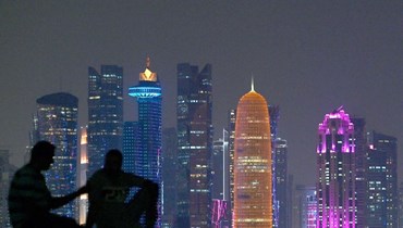 اشخاص جلسوا على كورنيش الدوحة قبل مونديال قطر 2022 (30 ت1 2022، أ ف ب). 