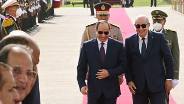 تبون (إلى اليمين) مستقبلا السيسي في العاصمة الجزائر قبل اجتماع القمة العربية (1 ت2 2022، أ ف ب). 