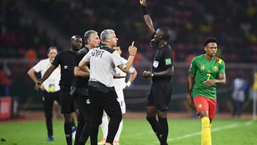 .الحكم الغامبي بكاري غاساما يرفع بطاقة حمراء خلال نصف نهائي كأس أمم أفريقيا بتاريخ 3 شباط 2021 ( ا ف ب/ تشارلي تريبالو)