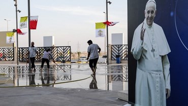 البحرين تستعدّ لاستقبال البابا فرنسيس (أ ف ب).