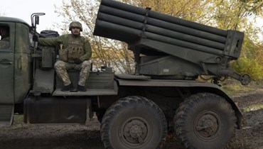 جندي أوكراني يجلس على مركبة مع قاذفة صواريخ خارج ميكولايف (2 ت2 2022، أ ف ب). 