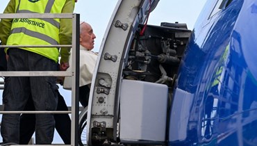 البابا فرنسيس على كرسي متحرك لدى دخوله الطائرة في مطار فيوميتشينو بروما متوجها الى البحرين (3 ت2 2022/ أ ف ب).  