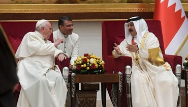 الملك حمد بن عيسى بن سلمان آل خليفة (الى اليمين) مستقبلا البابا فرنسيس (3 ت2 2022، فاتيكان نيوز).