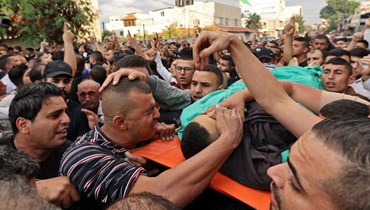 تشييع الفلسطيني محمد خلف الذي قتلته القوات الإسرائيلية خلال مداهمة، في جنين بالضفة الغربية المحتلة (3 ت2 2022، أ ف ب). 