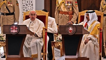 البابا فرنسيس (إلى اليسار) وملك البحرين حمد بن عيسى آل خليفة خلال استقبال في المنامة (3 ت2 2022، أ ف ب). 