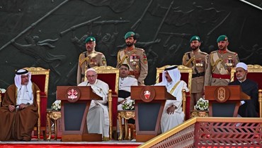 البابا فرنسيس يشارك في "ملتقى البحري للحوار" بحضور شيخ الأزهر والعاهل البحريني (أ ف ب).