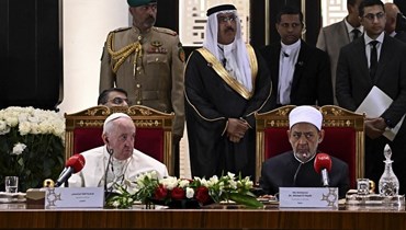 البابا فرنسيس والشيخ الطيب خلال لقائهما أعضاء مجلس حكماء المسلمين، في مسجد قصر الصخير الملكي في مدينة الصخير بالبحرين (4 ت2 2022، أ ف ب). 