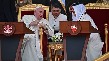 البابا فرنسيس (إلى اليسار) يكلم ملك البحرين حمد بن عيسى آل خليفة خلال الاحتفال الختامي لمنتدى البحرين في قصر صخير الملكي (4 ت2 2022، أ ف ب). 