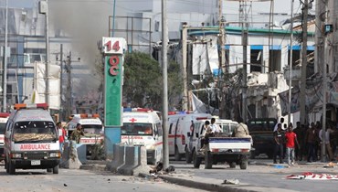 رجال أمن ومسعفون انتشروا قرب مبان مدمرة بعد انفجار سيارة مفخخة استهدفت وزارة التربية والتعليم في مقديشو (29 ت1 2022ـ أ ف ب). 