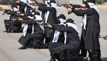 عناصر من قوى الأمن التابعة لحركة "حماس" يشاركون في تمرين خلال حفل تخريج "حركة المقاومة الإسلامية" في مدينة غزة (أ ف ب). 