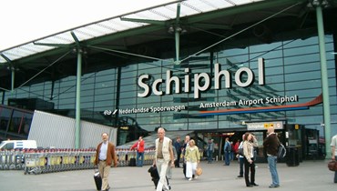  مطار "سخيبول" في هولندا. 