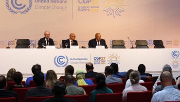 شكري (الى اليمين) يستمع إلى أسئلة أعقبت افتتاح مؤتمر الأمم المتحدة لتغير المناخ 2022، في منتجع شرم الشيخ (6 ت2 2022، أ ف ب).