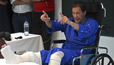 خان يخاطب ممثلي وسائل الإعلام في مستشفى في لاهور، بعد يوم على محاولة اغتياله (4 ت2 2022، أ ف ب).