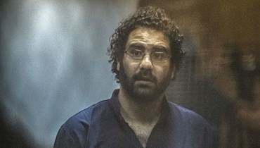 صورة ارشيفية- عبد الفتاح واقفا في قفص الاتهام خلال محاكمته في القاهرة بتهمة إهانة القضاء (23 أيار 2015، أ ف ب).