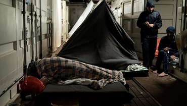 مهاجرون يستعدون للنوم على متن سفينة الإنقاذ "أوشن فايكنغ" في خليج كاتانيا في البحر الأبيض المتوسط في المياه الدولية (5 ت2 2022، أ ف ب). 