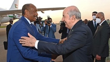 تبون (الى اليمين) مستقبلا البرهان في الجزائر العاصمة قبل افتتاح القمة العربية (1 ت2 2022، أ ف ب). 