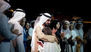 حاكم دبي محمد بن راشد معانقاً الطفلة المغربية مريم أمجون.