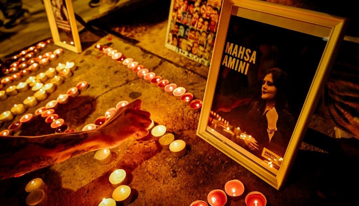إيرانيّون مقيمون في اليونان يشعلون شموعًا على شكل إسم مهسا أميني خلال مظاهرة لإحياء ذكرى مرور 40 يومًا على وفاتها (أ ف ب).  