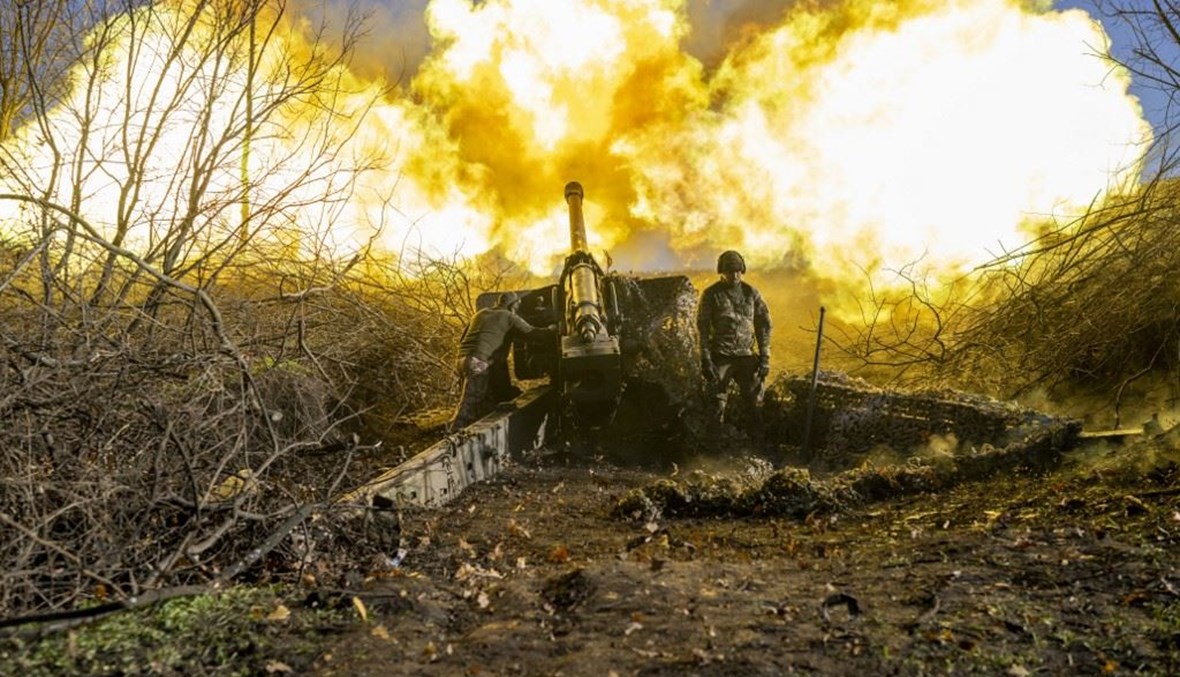 جندي أوكراني في وحدة مدفعية يطلق النار باتجاه مواقع روسية خارج باخموت، أوكرانيا (أ ف ب).