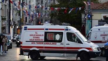 سيارة إسعاف تمر في شارع بينما يحاول عناصر من الشرطة التركية تأمين المنطقة بعد انفجار في اسطنبول (13 ت2 2022، أ ف ب). 