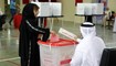 امرأة بحرينية تدلي بصوتها في مركز اقتراع في مدينة جدحفص غرب المنامة خلال الانتخابات البرلمانية (12 ت2 2022، أ ف ب). 