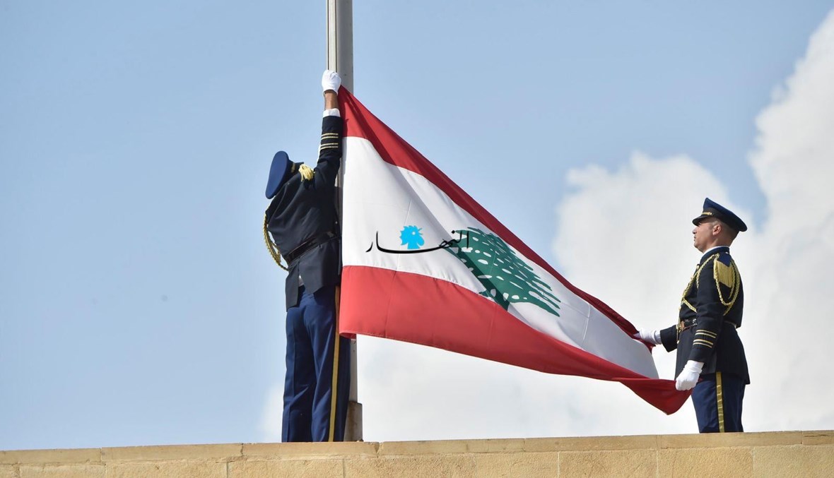 إنزال العلم اللبناني في قصر بعبدا بعد حلول الفراغ (حسام شبارو)