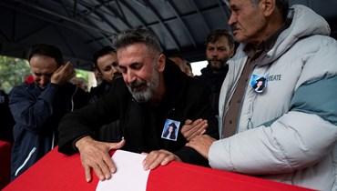 التركي نور الدين أوكار خلال مراسم جنازة ابنته ياغمور أوكار وزوجته السابقة أرزو أوزسوي، اللتين قُتلتا في انفجار إسطنبول (14 ت2 2022 - أ ف ب).