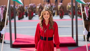 بثوب معاد تدويره من تصميم لبناني... إطلالة مميّزة للملكة رانيا في البرلمان الأردني (صور)