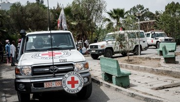 صورة ارشيفية- سيارات إسعاف تابعة للصليب الأحمر تصل مع جرحى أصيبوا في بلدتهم توغوغا من جراء غارة جوية، إلى مستشفى ميكيلي العام في ميكيلي (24 حزيران 2021- أ ف ب).