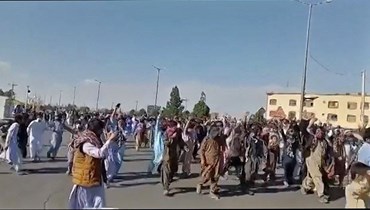 لقطة من فيديو نُشر في 11 تشرين الثاني 2022، ويُظهر متظاهرين خلال مسيرة في خاش في مقاطعة سيستان بلوشستان جنوب شرق إيران (أ ف ب). 