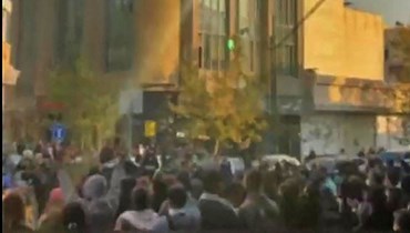 لقطة من فيديو نشر في 15 تشرين الثاني 2022، ويقال إنه يظهر مجموعة من المتظاهرين يعترضون حركة المرور في العاصمة الإيرانية طهران (أ ف ب). 