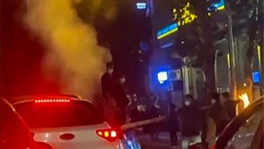 صورة عن شريط فيديو لمحتجين يغلقون طريقاً في مدينة رشت الإيرانية ليل الثلثاء. (أ ف ب)