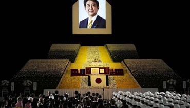 صورة لآبي معلقة فوق المنصة خلال جنازة رسمية له في طوكيو (27 أيلول 2022، أ ب). 