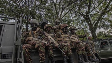 جنود كينيون جلسوا على مركبة في غوما شرق الكونغو الديمقراطية (16 ت2 2022، أ ف ب). 