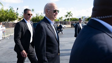 بايدن يصل للقاء قوات أميركية في قاعدة هيكام الجوية في هونولولو بهاواي خلال توقف الطائرة الرئاسية للتزود بالوقود (16 ت2 2022، أ ف ب). 