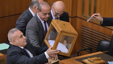 صندوق الاقتراع لدى تجواله على النواب امس في الجلسة السادسة لانتخاب رئيس الجمهورية ( نبيل إسماعيل) .