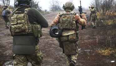 جنود أوكرانيون يغيرون مواقعهم في مكان لم يكشف عنه في منطقة دونيتسك بأوكرانيا (17 ت2 2022، أ ب). 